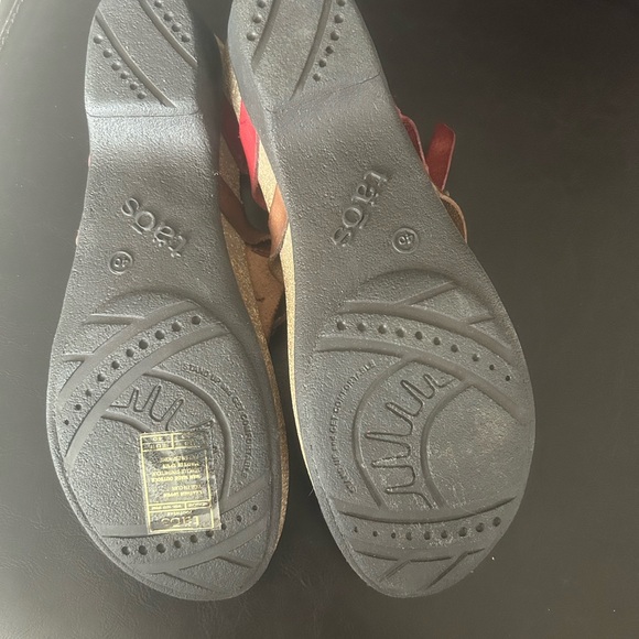 Taos sandals. Brown and red leather. Brushed leather footbed. New with box. US 9 - Picture 4 of 6